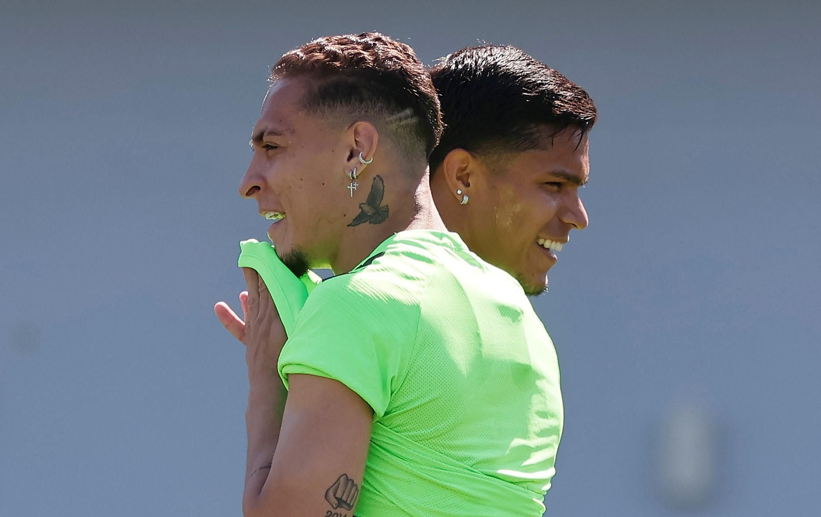 Antony y el Cucho Hernández, en un entrenamiento del conjunto verdiblanco en la ciudad deportiva de Los Bermejales.
