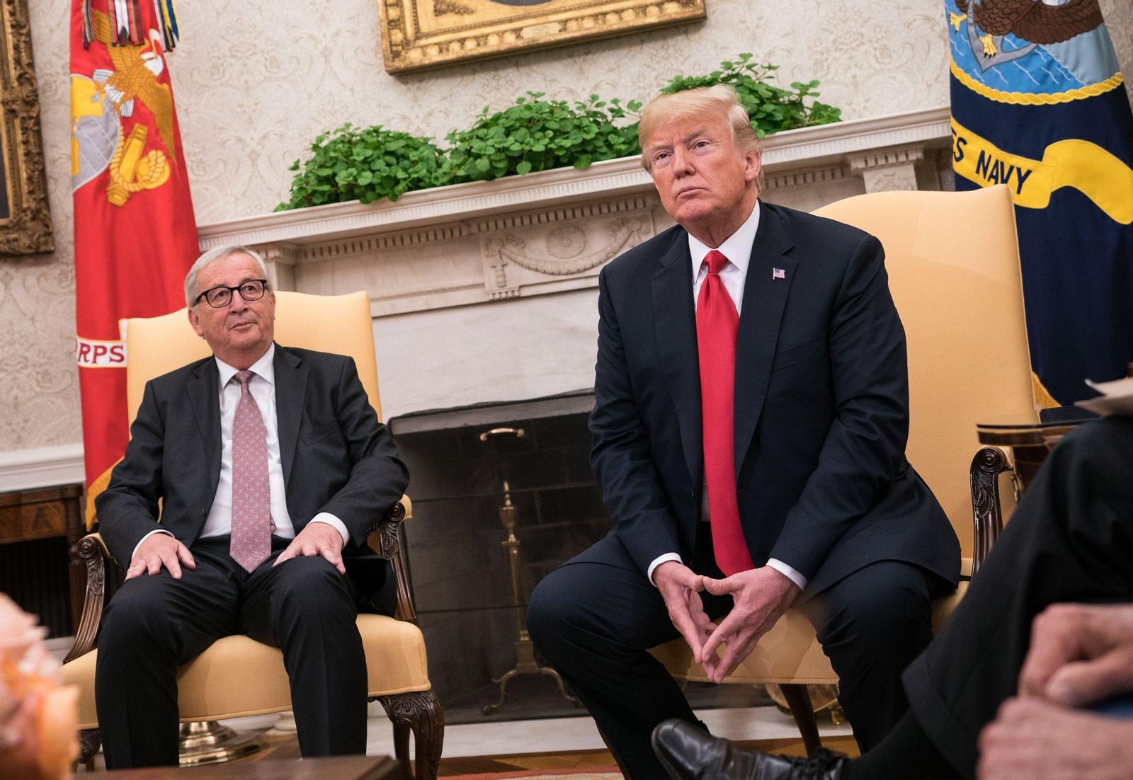 El presidente de la Comisión Europea, Jean-Claude Juncker, y el mandatario de EEUU, Donald Trump, posan ayer ante los medios en la Casa Blanca.