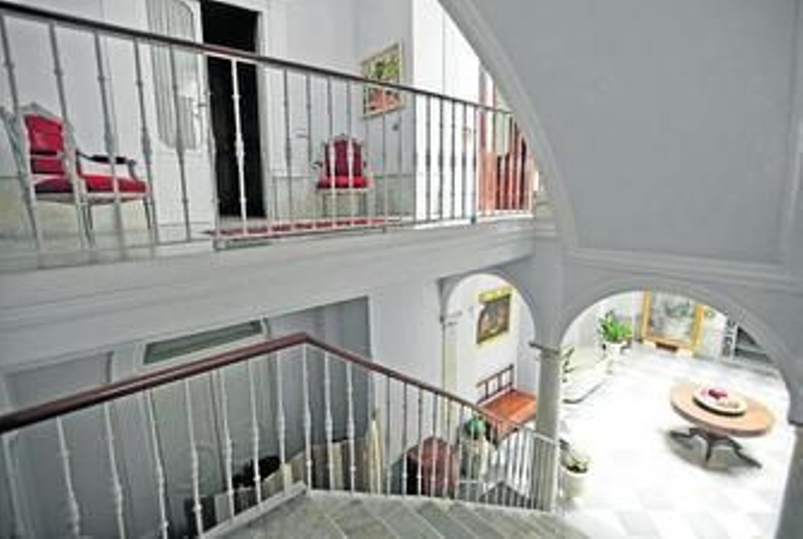 El hermoso patio por el que se accede a esta casa, visto desde los primeros peldaños de la conservada y majestuosa escalera de mármol.