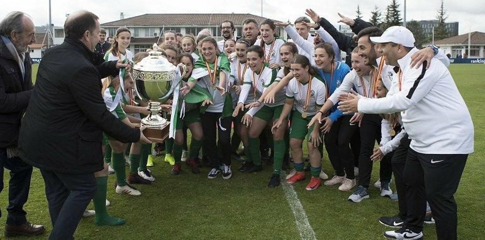 Marina Rivas, con la bandera de Andalucía al cuello, a punto de recoger la copa como capitana de la selección. Marina Rivas, con la bandera de Andalucía al cuello, a punto de recoger la copa como capitana de la selección.
