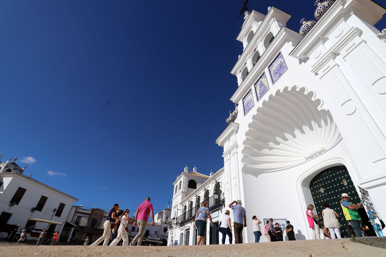 El acceso principal del Santuario de la Virgen del Rocío.