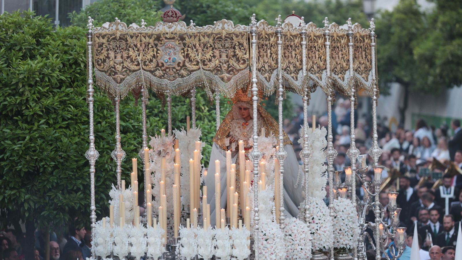 El palio de la Reina del Transporte, por carrera oficial