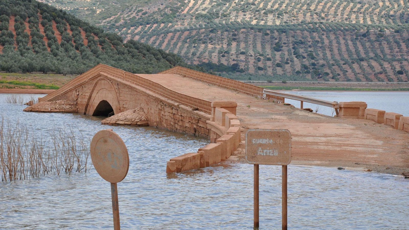 El Puente de Ariza sumergido por el agua.