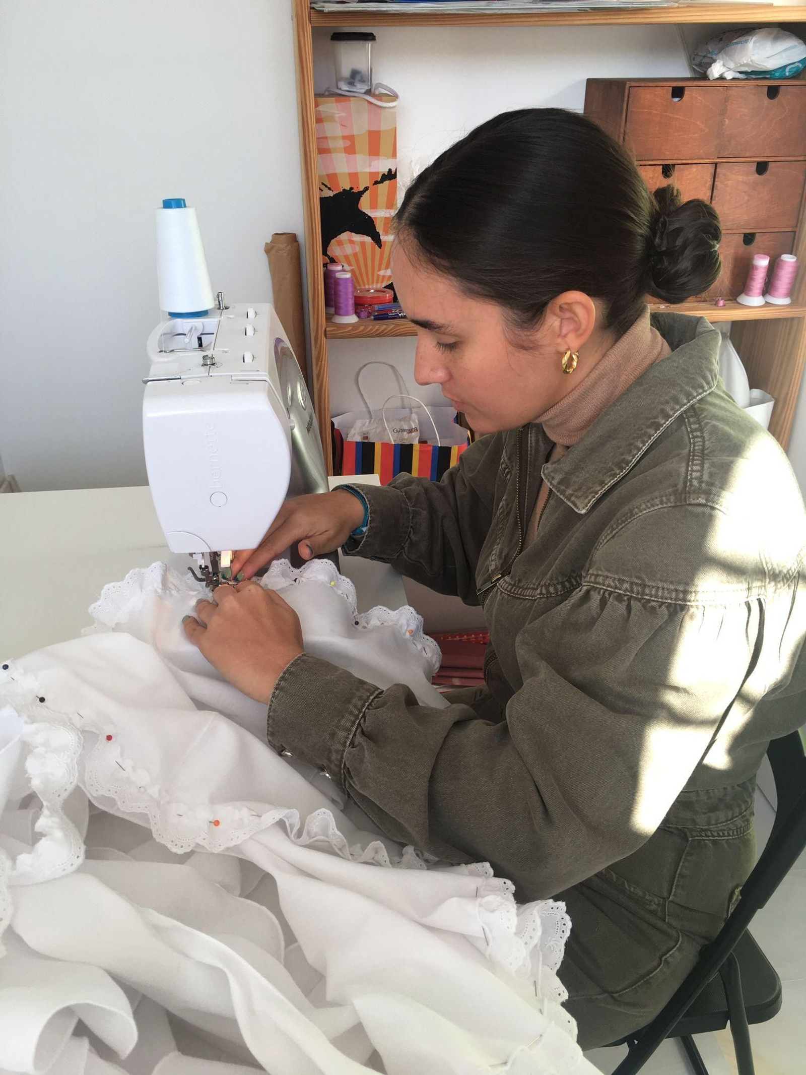 La jerezana Ángela Álvarez Vallejo cosiendo una de sus creaciones