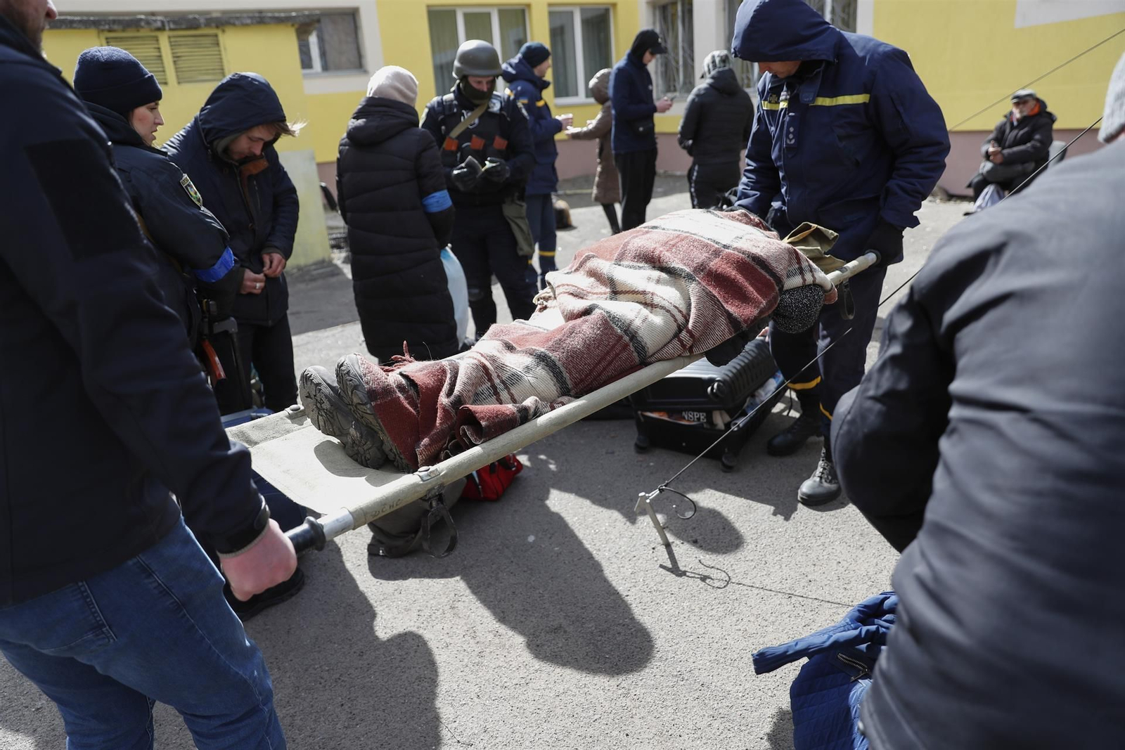 Traslado de heridos en la ciudad de Irpin