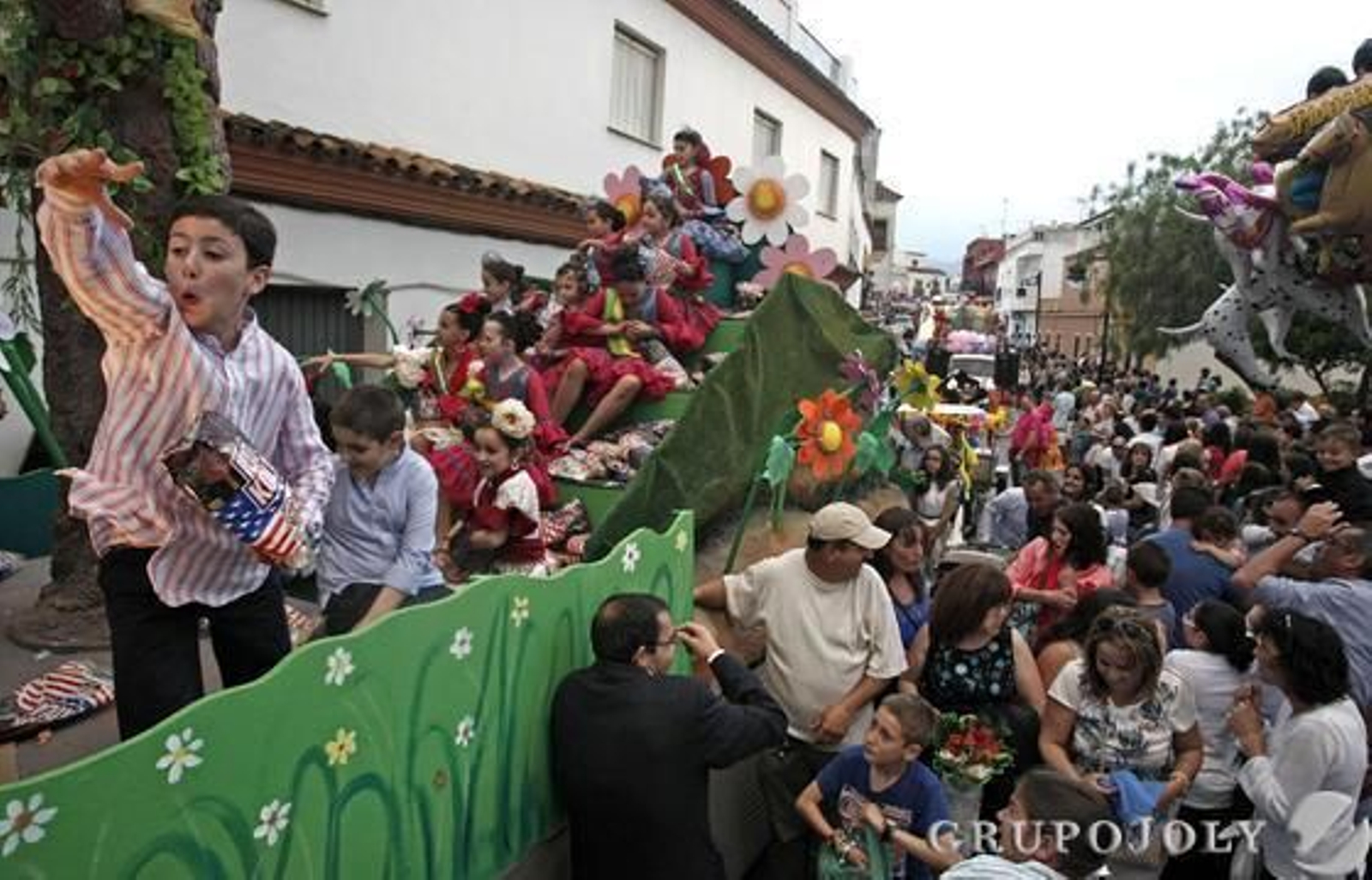 La ubicación de la portada en la avenida Tercer Centenario modifica el recorrido de las seis carrozas.

Foto: Erasmo Fenoy