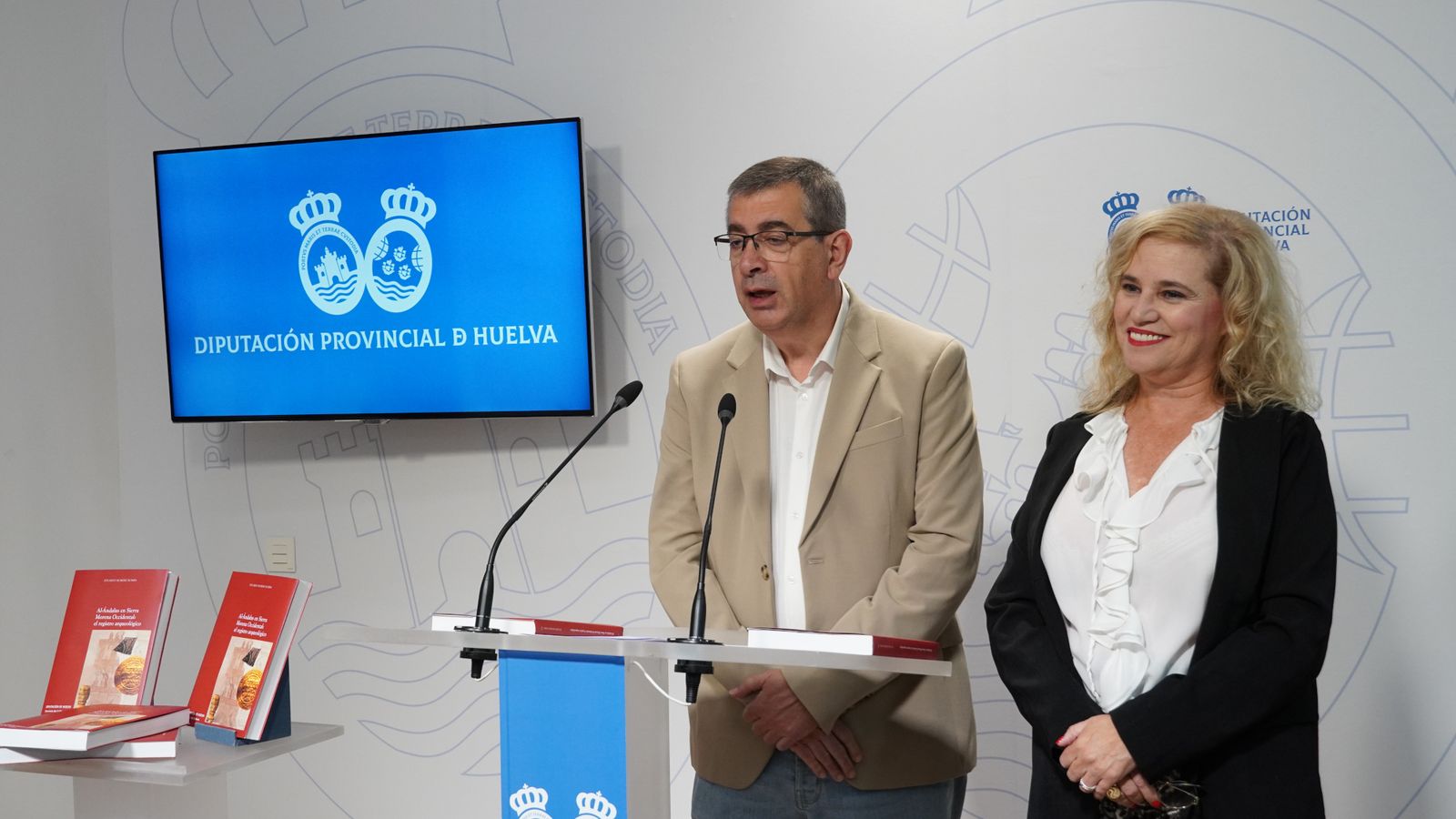 El autor del libro, Eduardo Romero Bomba, y la diputada de Cultura, Gracia Baquero.