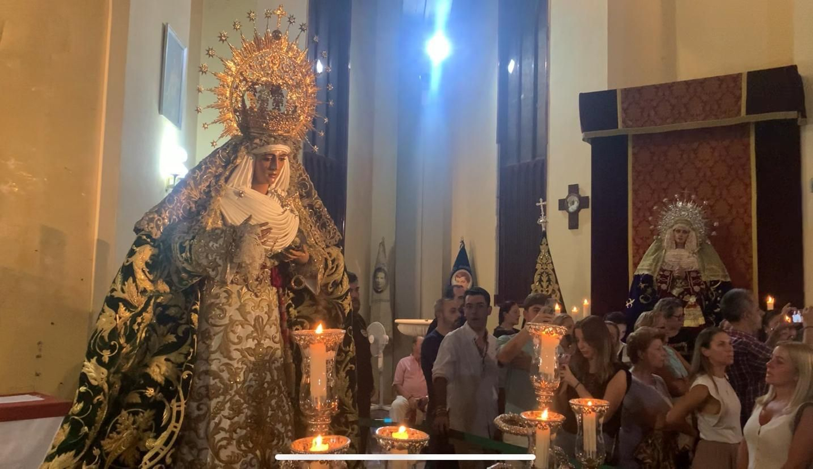 La Esperanza recibe la oración de los fieles al término del segundo día de triduo