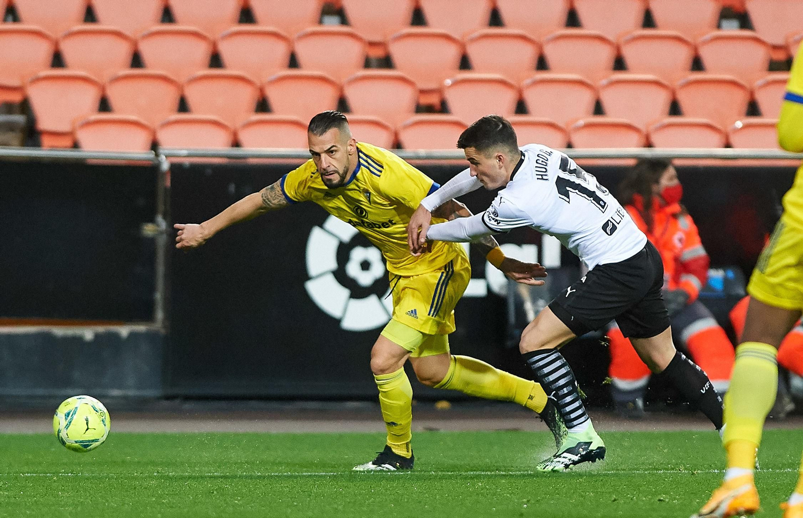 Negredo y Hugo Guillamón en el Valencia-Cádiz de la primera vuelta.