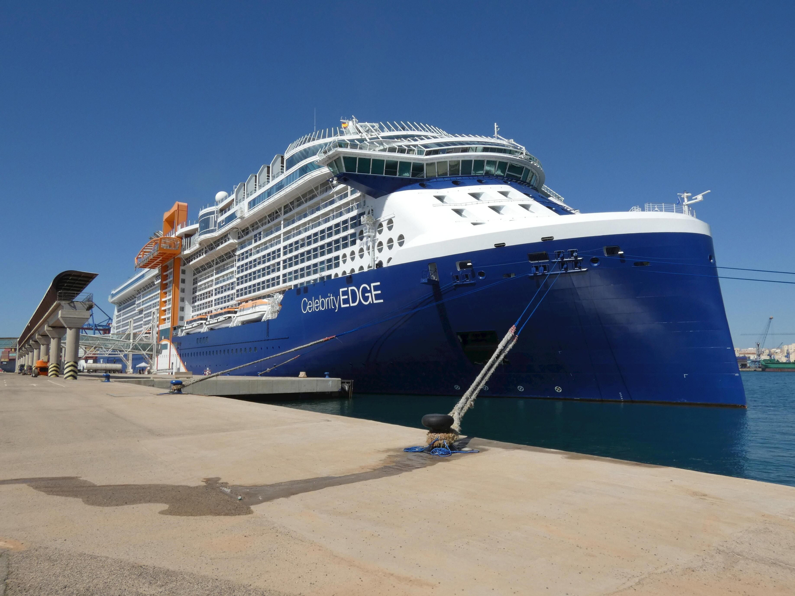 El buque de crucero ‘Celebrity Edge’ mostrando su ascensor exterior ayer en su primera escala malagueña.