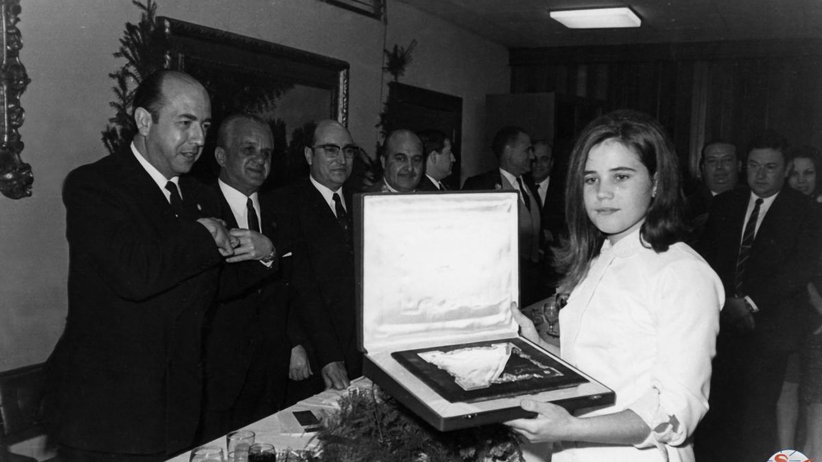 Elvira Fiances, recogiendo un premio en Sevilla
