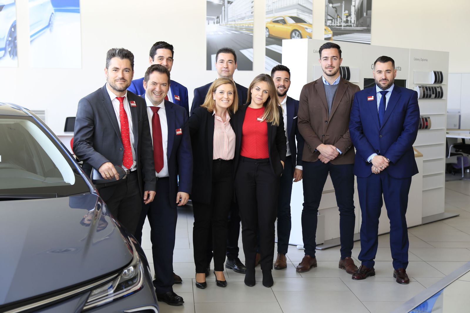Los comerciales de la marca junto a Eva Martos,  gerente de Toyota Granada, y la nueva gama de Corolla.