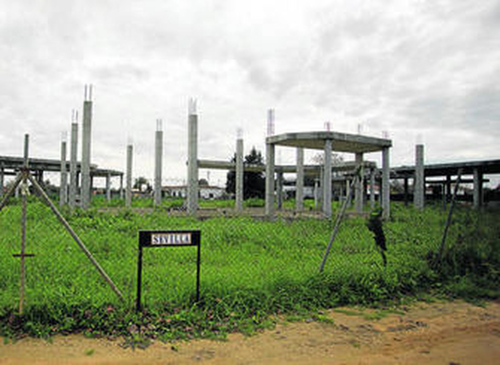 La estructura abandonada de un edificio, en una urbanización.