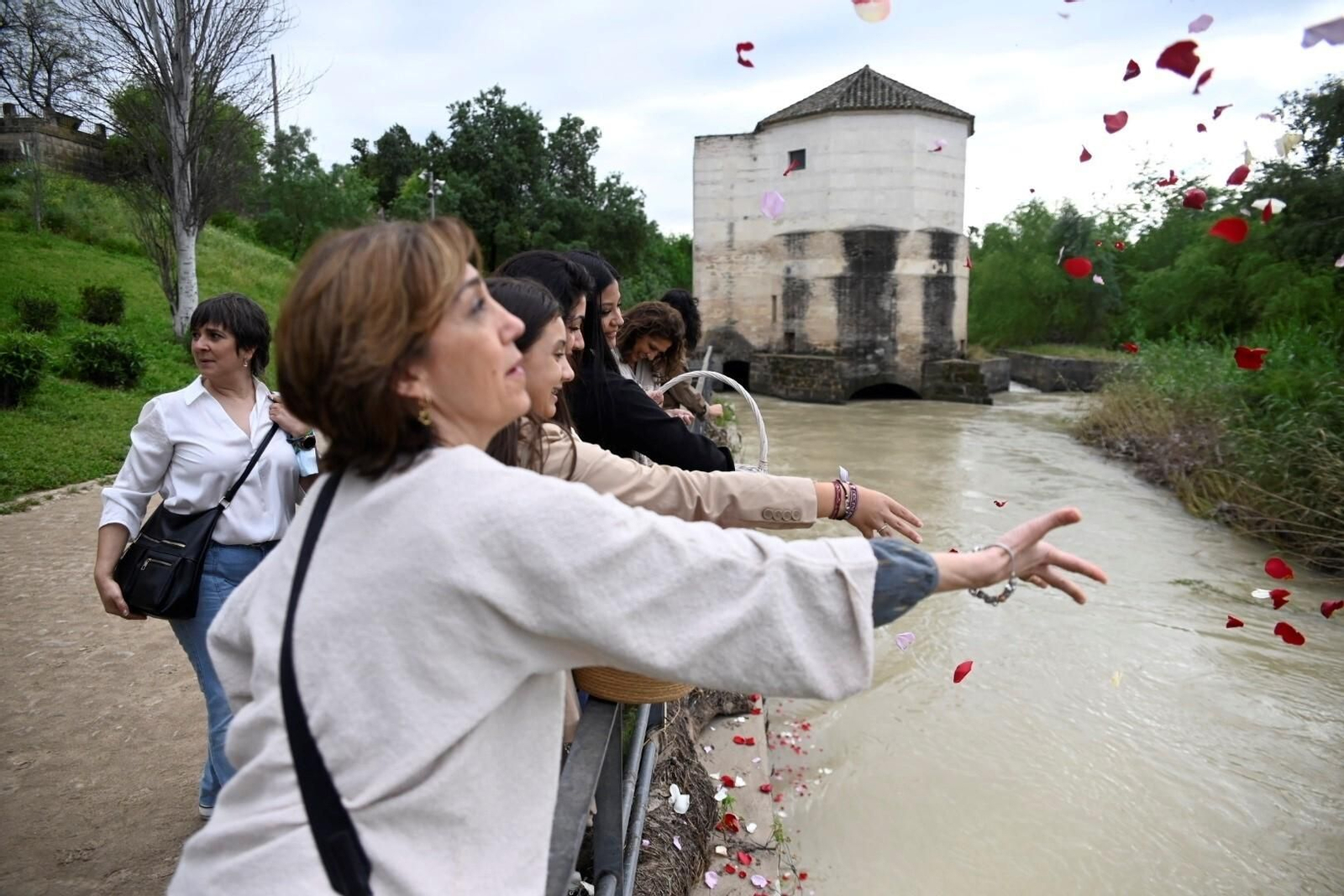 La Ceremonia del Río en Córdoba por el Día del Pueblo Gitano, en imágenes