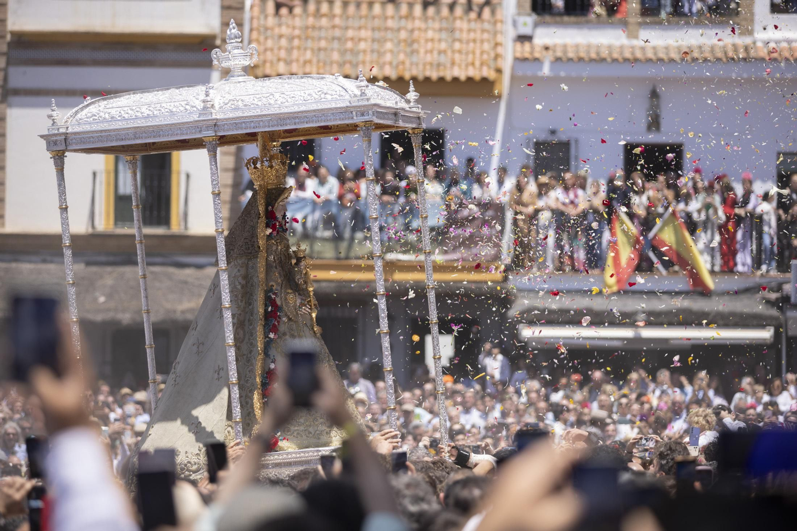 Las mejores imágenes de la procesión de la Virgen del Rocío en la aldea