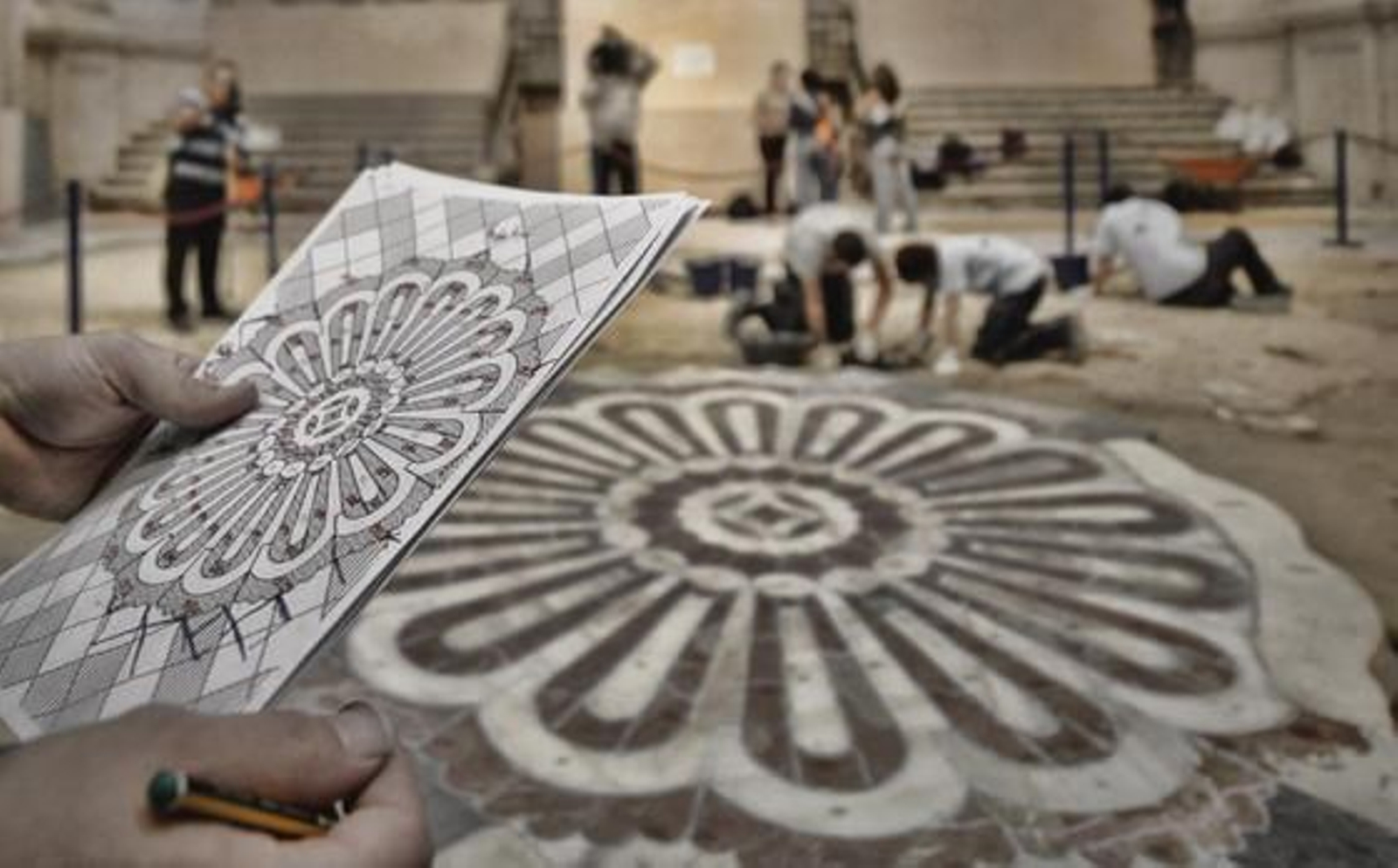 Los trabajos de restauración en la solería de la Capilla Real de la Catedral destapan una estructura central que podría ser la última tumba del rey Fernando antes de ser canonizado. 

Foto: Antonio Pizarro