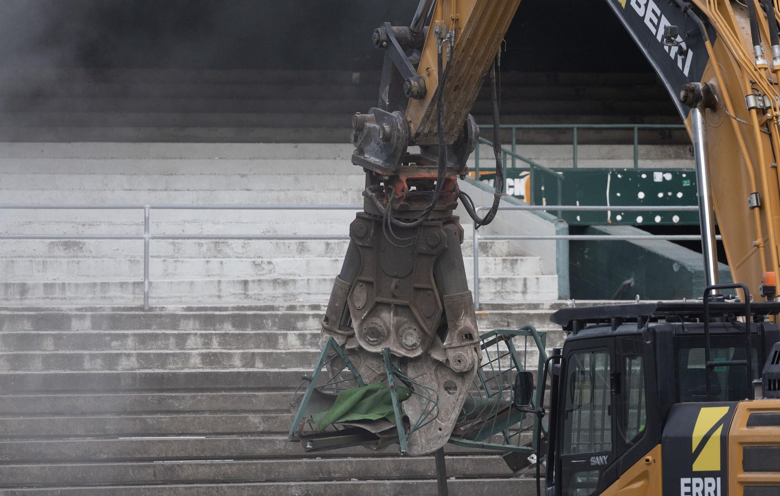 Las fotos de la demolición de la grada de Preferencia del estadio del Betis