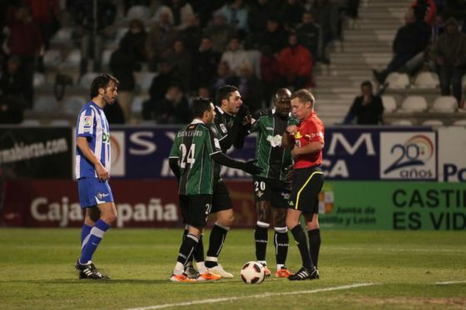 El Betis se trae un punto del campo del colista, la Ponferradina. / Norberto Cabezas
