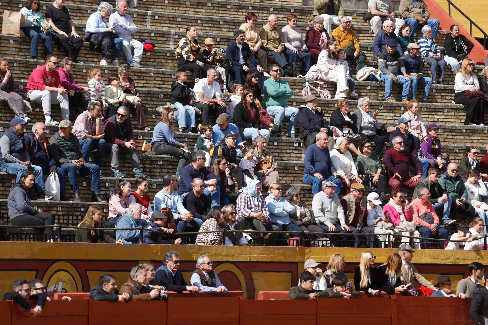 La clase magistral solidaria de Miguelete en la plaza de toros de Las Palomas de Algeciras, en imágenes