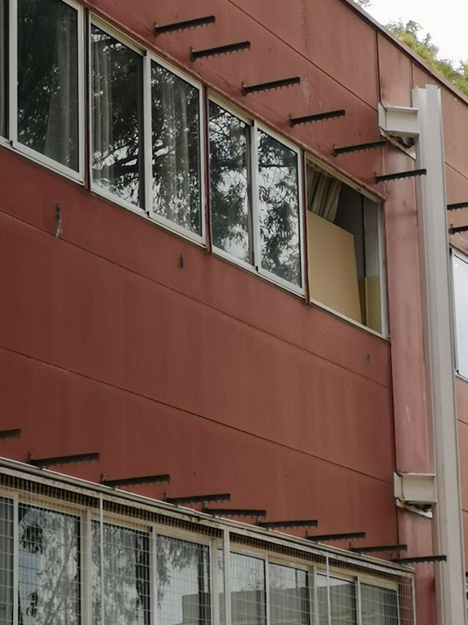 Arriba a la derecha, la ventana que se desprendió el pasado miércoles.