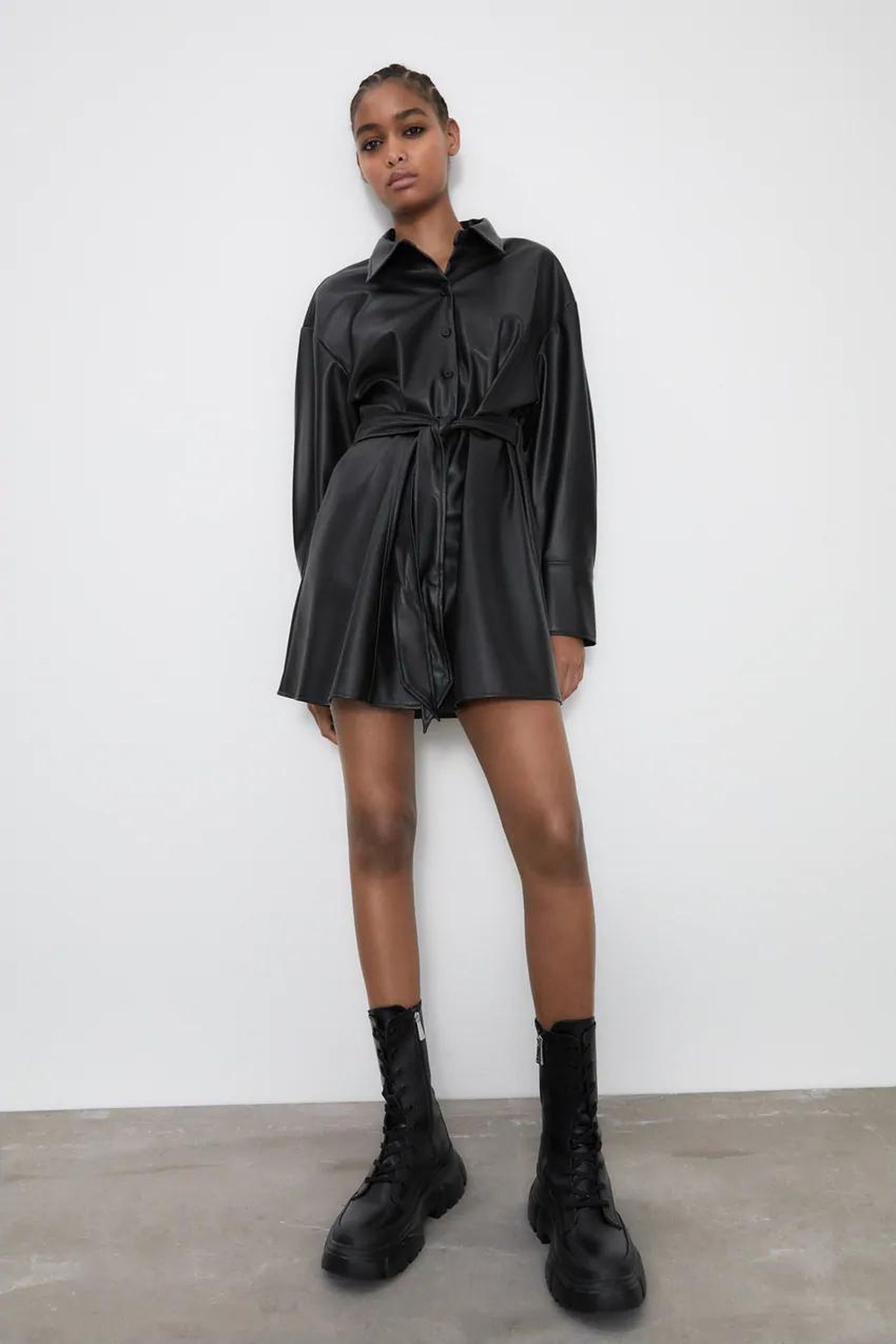 Vestido efecto piel de Zara.