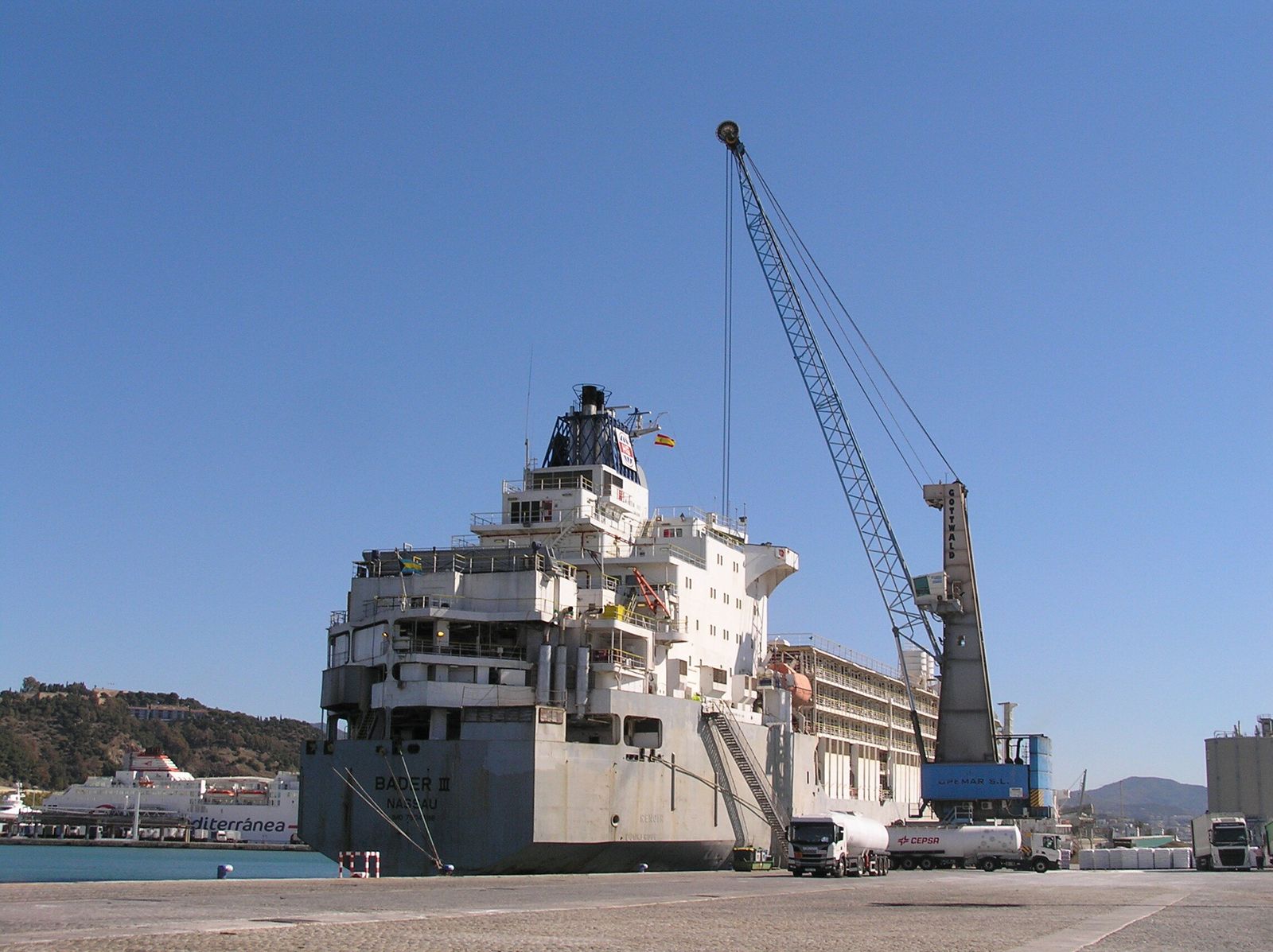 Operativa de carga de pienso para ganado este lunes en el puerto de Málaga.