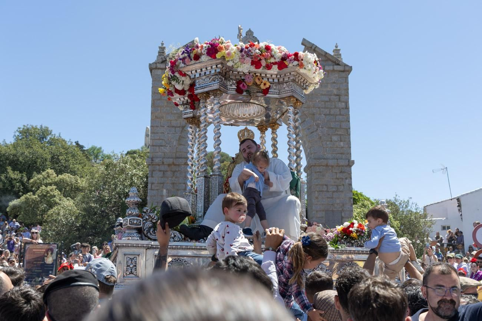 Miles de romeros acuden al encuentro de la Virgen de la Cabeza en su romería