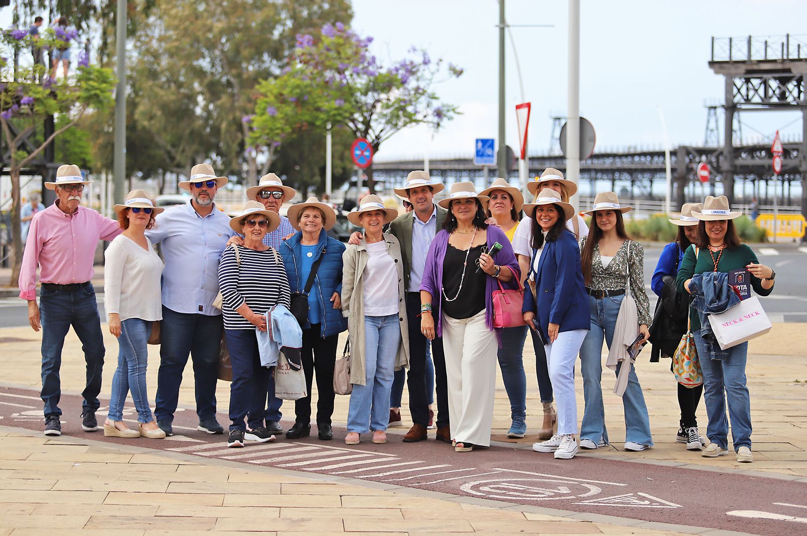 El Rocío 2023: Imágenes de la Hermandad de Emigrantes en su salida de Huelva