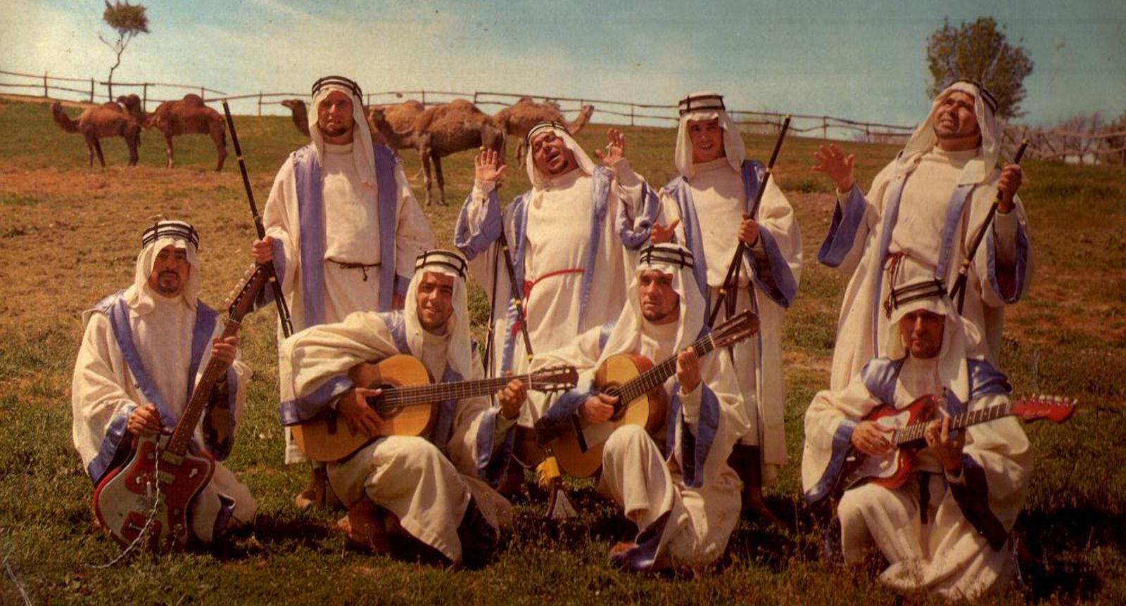 Una foto promocional de la comparsa 'Los beduinos' después de triunfar en el Concurso de 1966.
