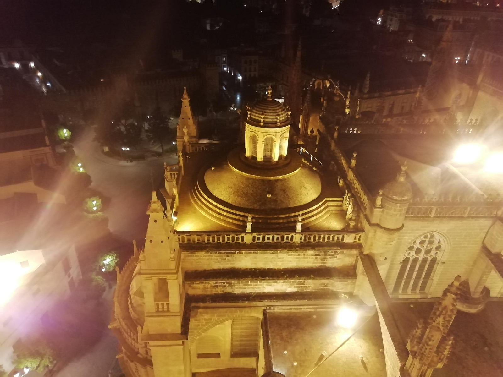 Así se revisan la Catedral de Sevilla y la Giralda desde las alturas