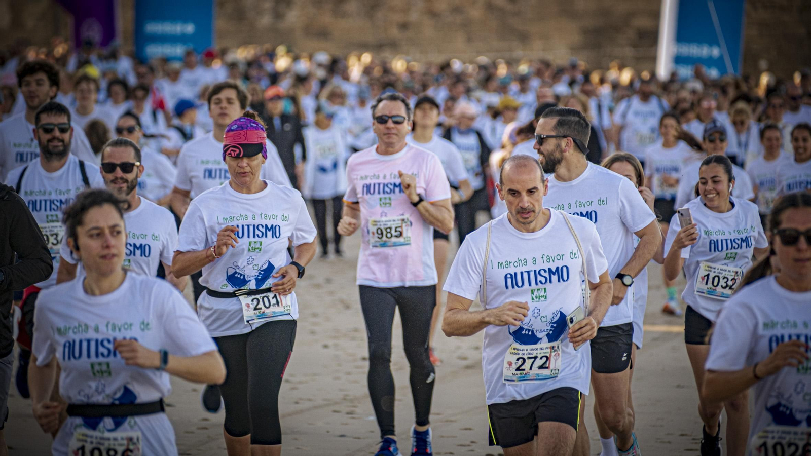 Búscate entre las imágenes de la  ‘I Marcha a favor del autismo’ en Cádiz
