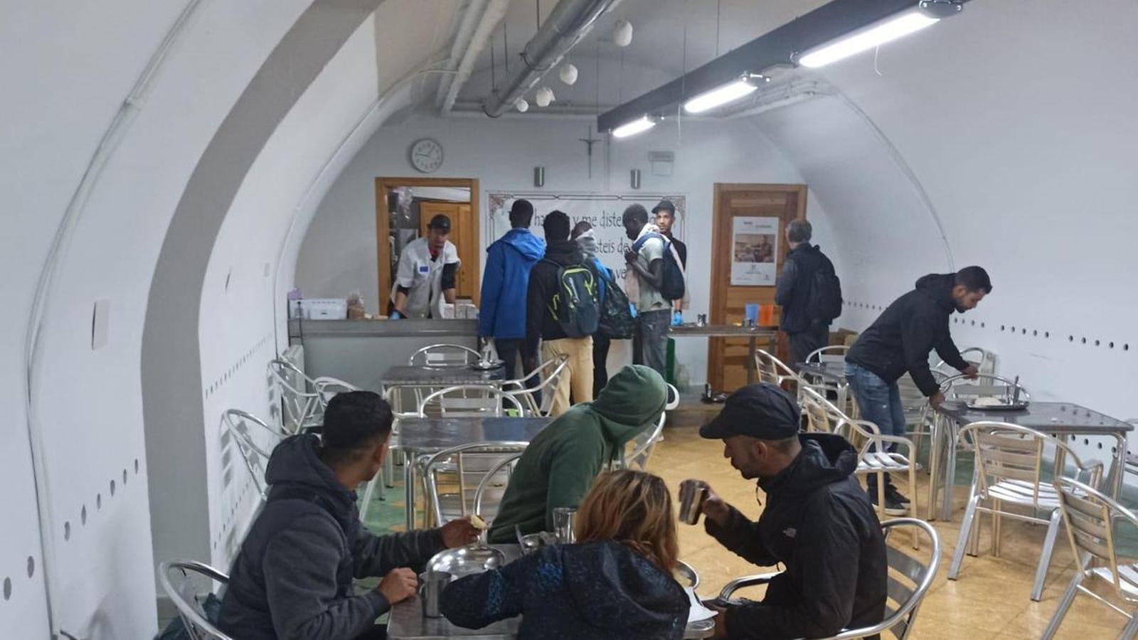 Comedor del Centro de Día de Santa Clara lleno de temporeros en la hora del desayuno.