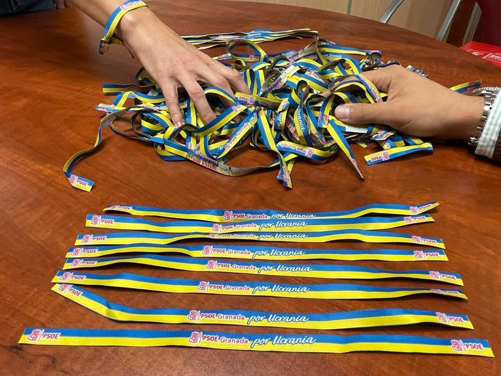 Imagen de las pulseras solidarias para Ucrania vendidas por el PSOE