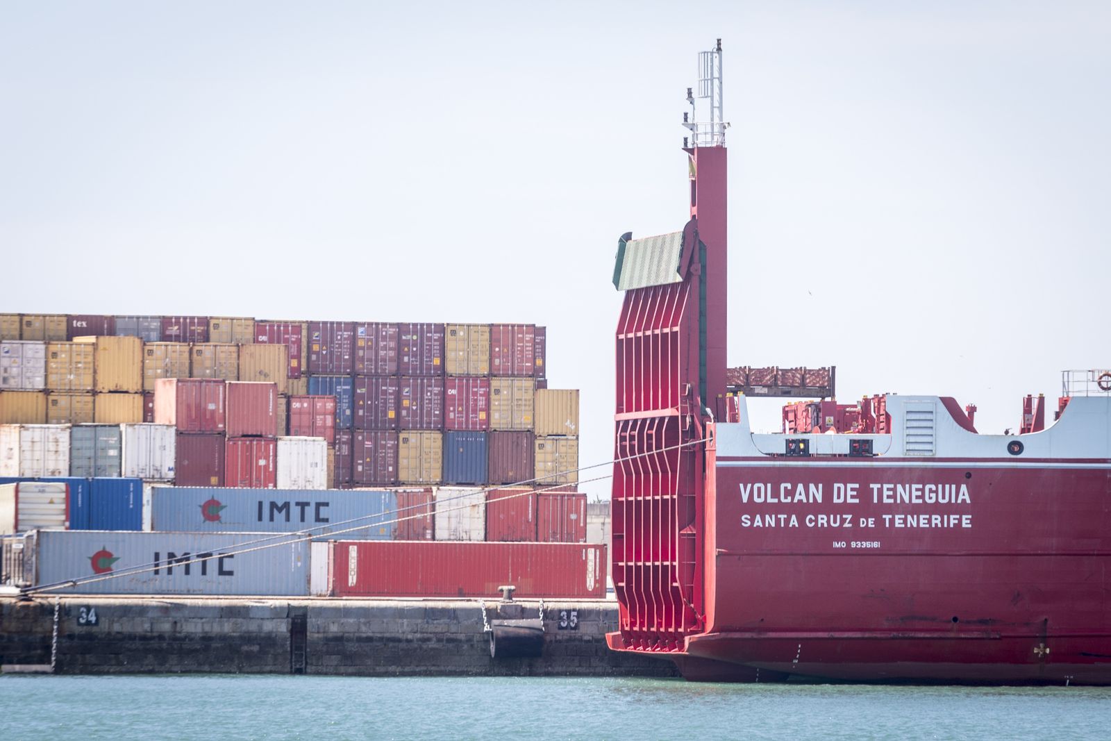 El buque 'Volcán de Teneguía' en una imagen en el puerto de Cádiz.