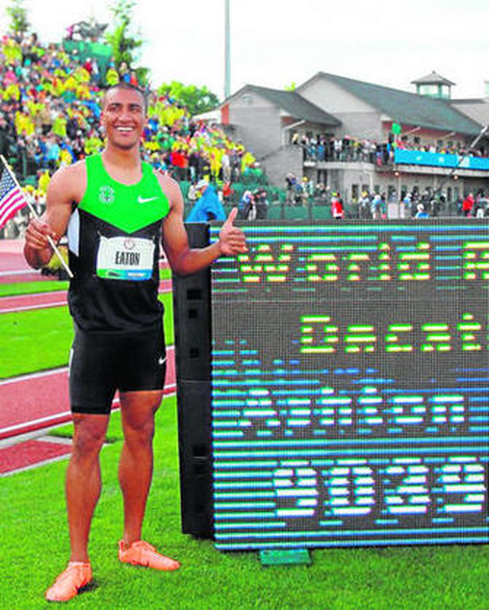 Eaton posa junto a un panel con su registro.