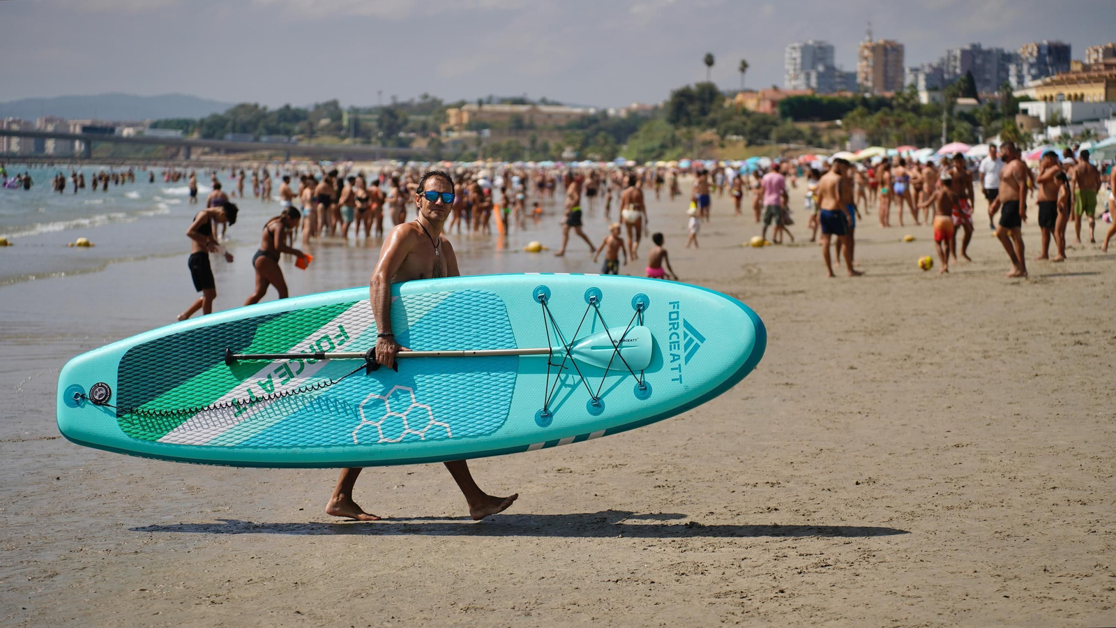 Fotos del ambiente en la playa de El Rinconcillo en la Romería Marítima de la Virgen de la Palma