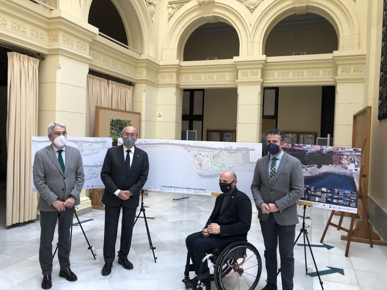 El alcalde junto a autoridades de Urbanismo y Costas durante la presentación del proyecto.