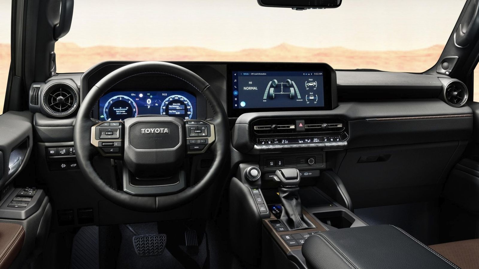 Donde el cambio de generación es muy evidente es en el interior, aunque Toyota sigue confiando más en los mandos físicos que en los digitales. A fin de cuentas, el Land Cruiser es un coche fabricado para todo el mundo y condiciones de uso duras.