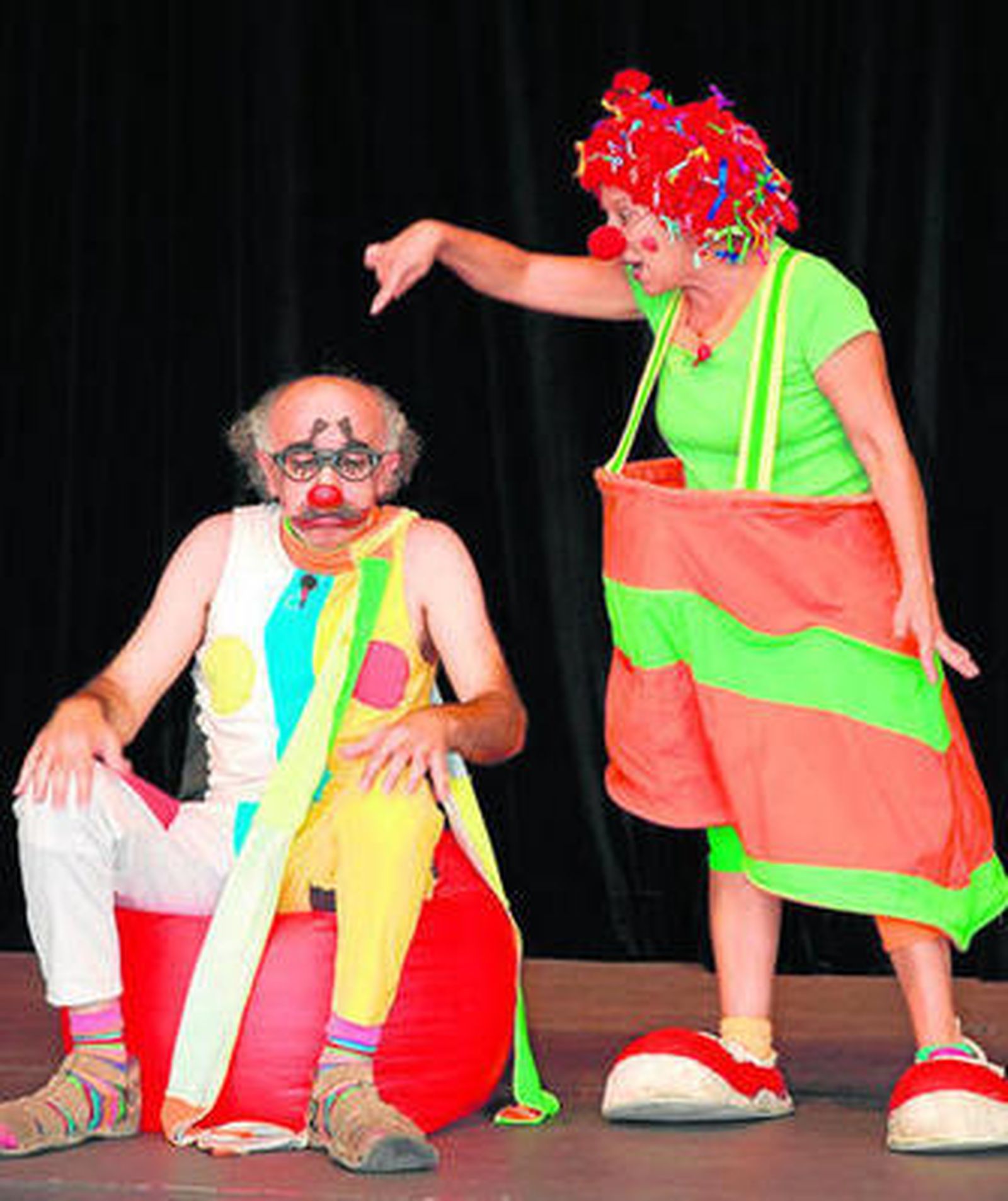 Los dos actores de PTV Clowns representando 'Adivinaguas'.