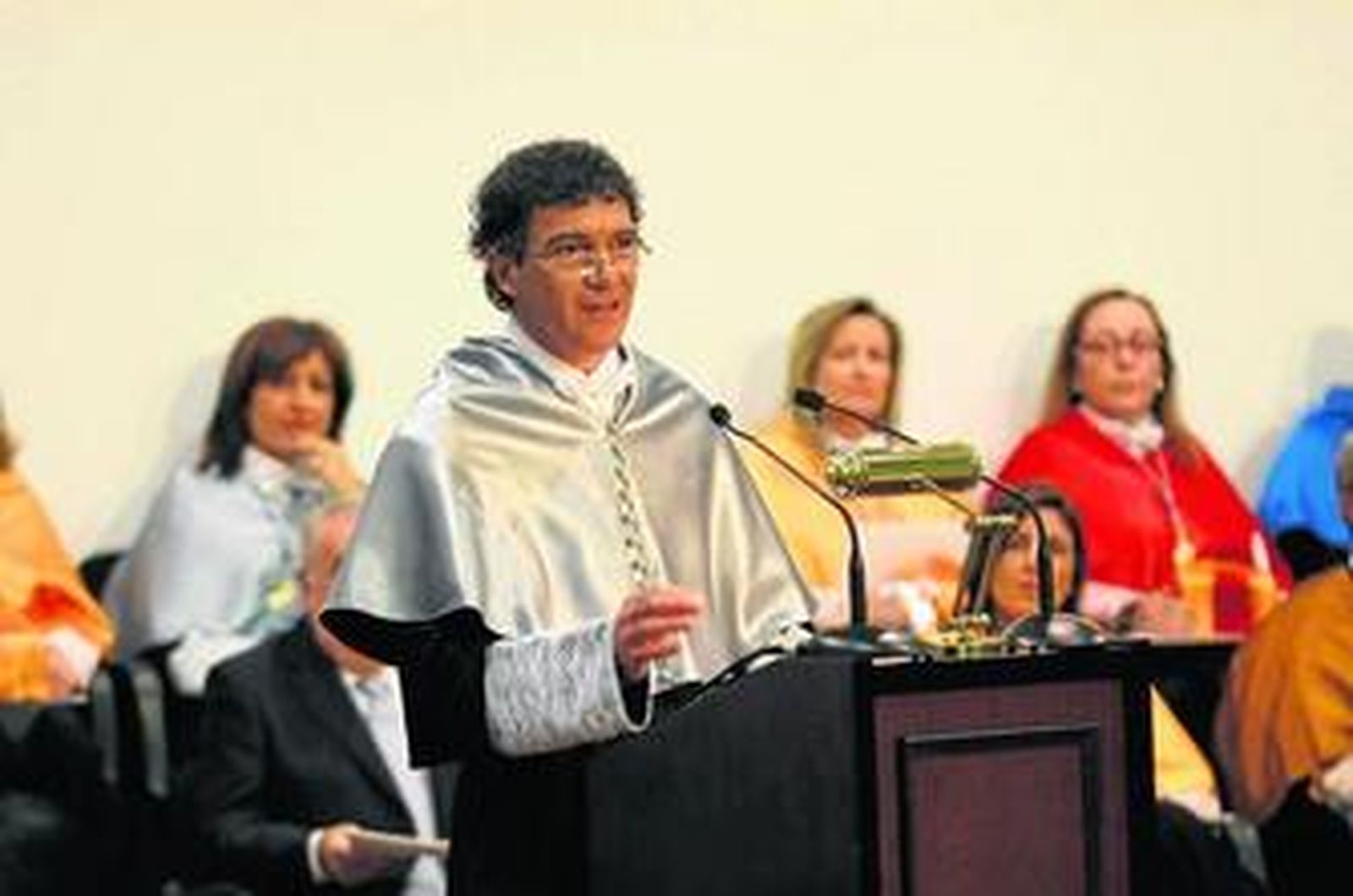 El actor, durante la lectura de su discurso en la Escuela de Ingeniería Informática de la UMA.
