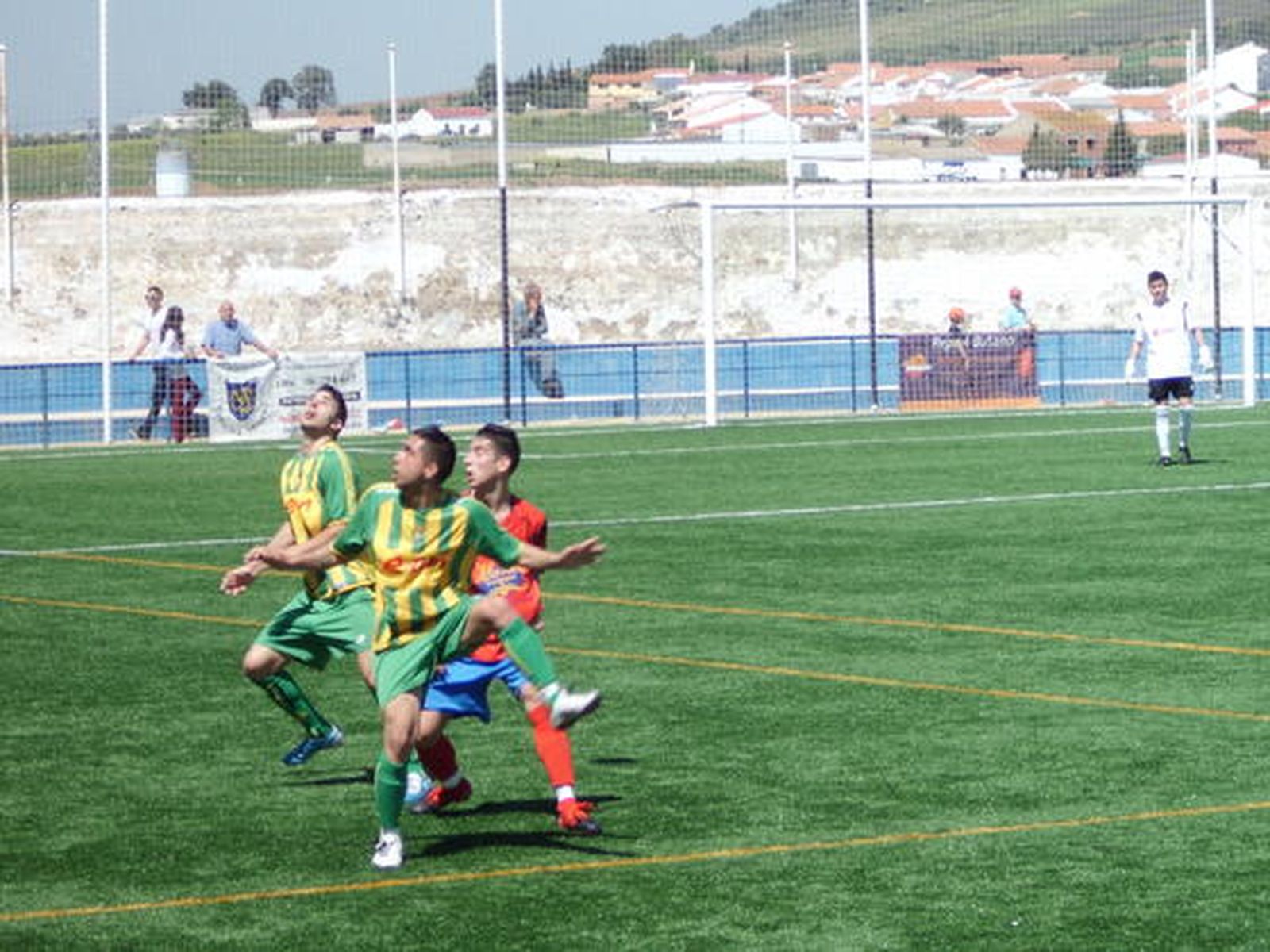 Los barreños, que enlazan cuatro jornadas sin perder, arrancan un punto en Peñarroya y aplazan el descenso al caer el Marinaleda./Fotos:Ernesto Mauris

Foto: Ernesto Mauris