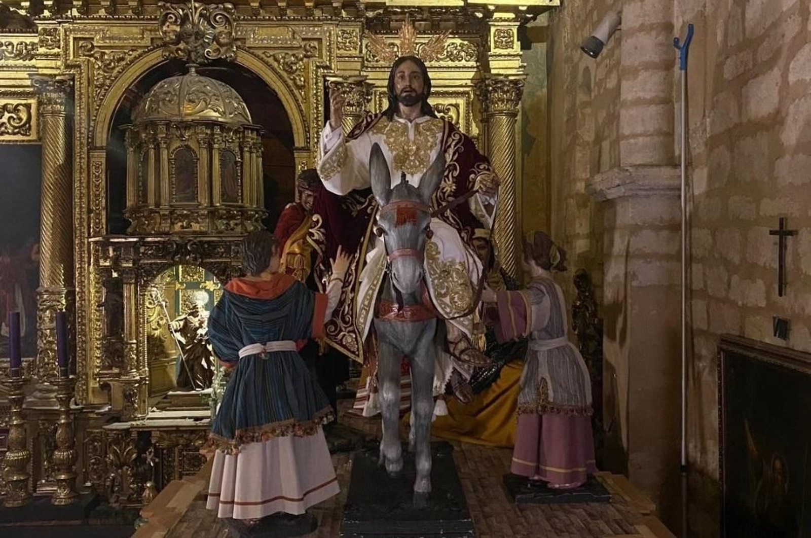 El Señor de los Reyes, con su nueva túnica, ya entronizado en su nuevo paso procesional. El Señor de los Reyes, con su nueva túnica, ya entronizado en su nuevo paso procesional.