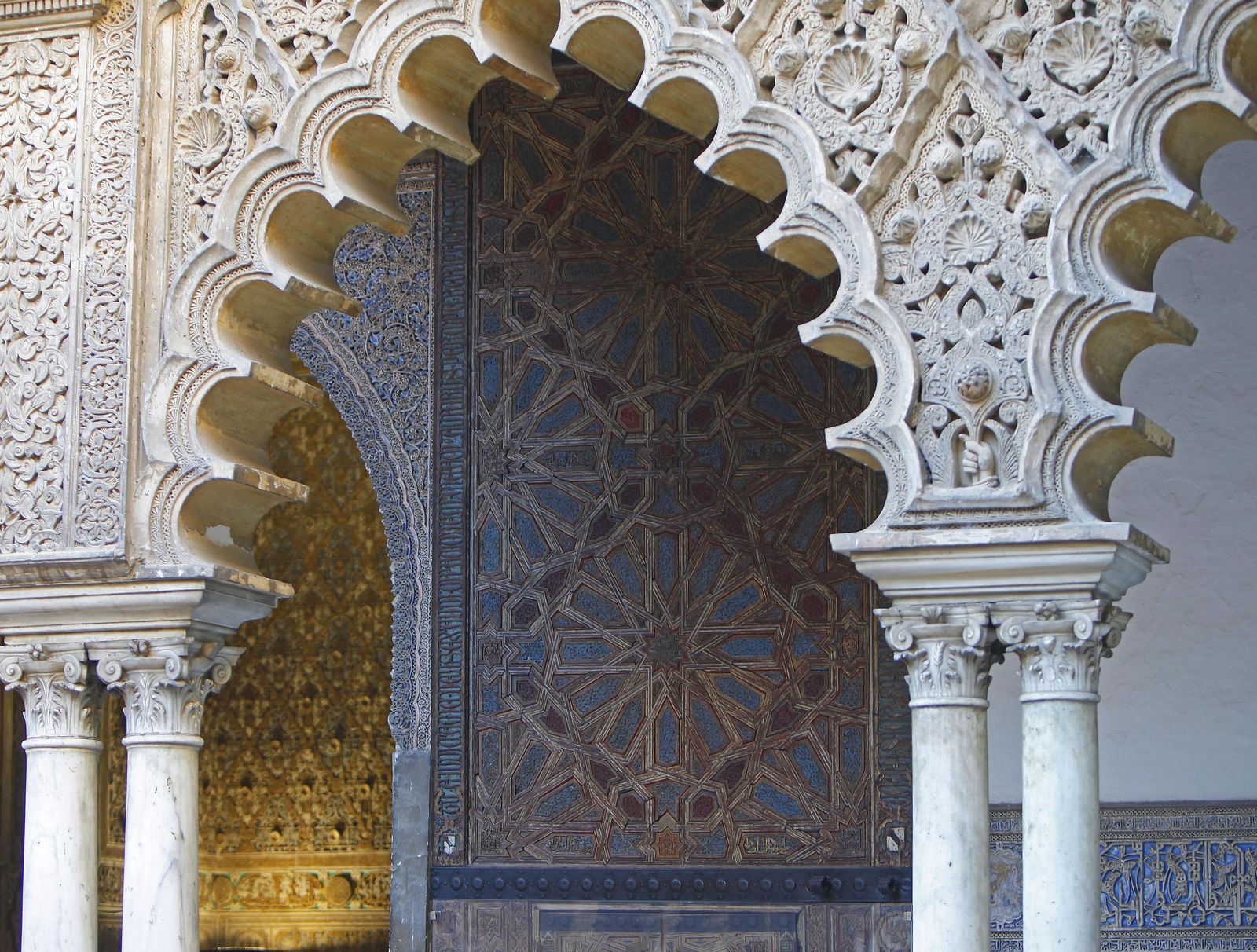 Detalle de la puerta mudéjar del siglo XIV.