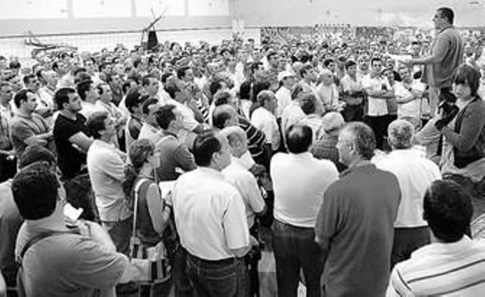 Ex empleados de Delphi, durante una asamblea celebrada en Jerez.