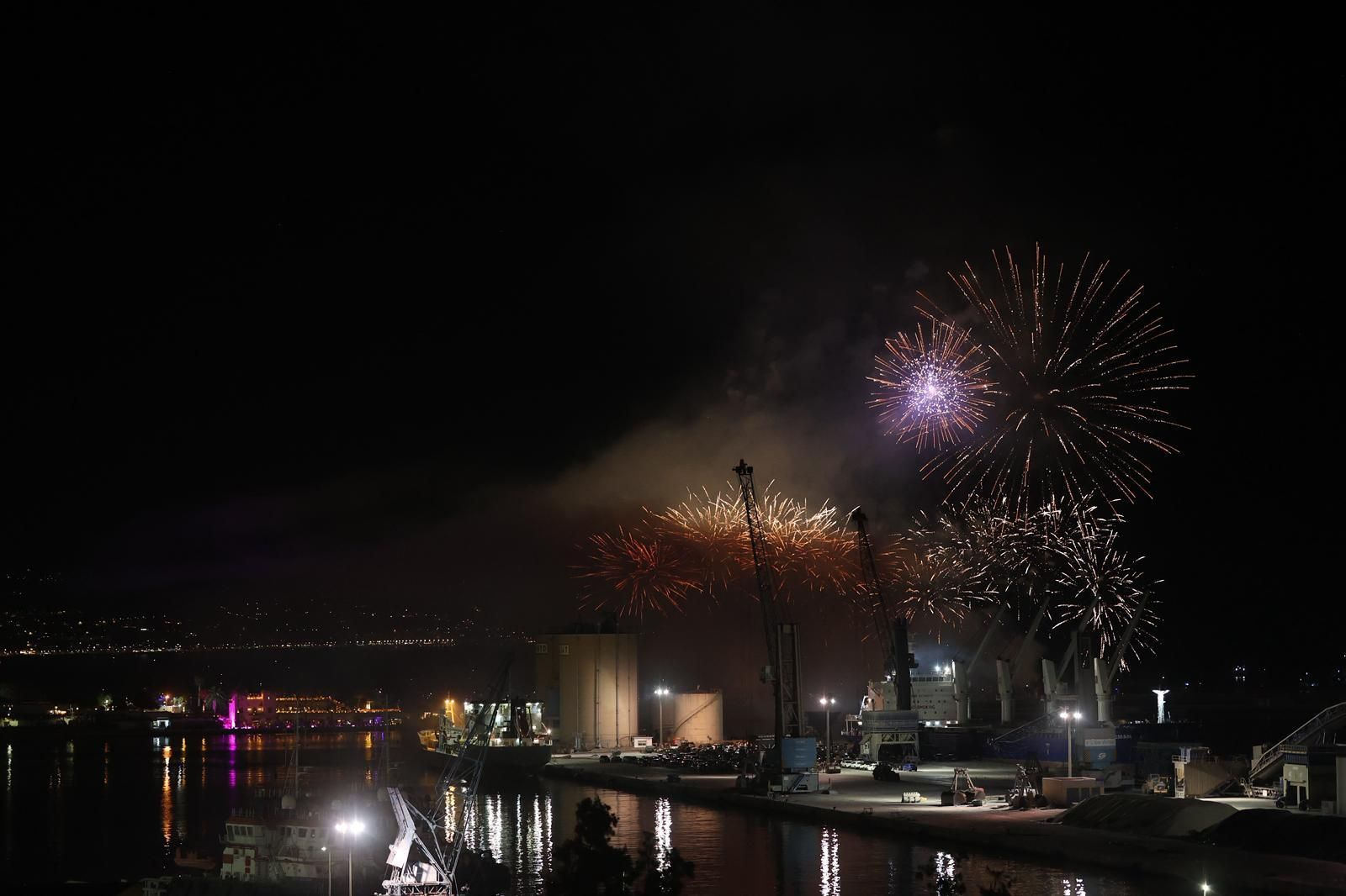 El show de drones y fuegos que da la bienvenida a la Feria de Málaga, en imágenes