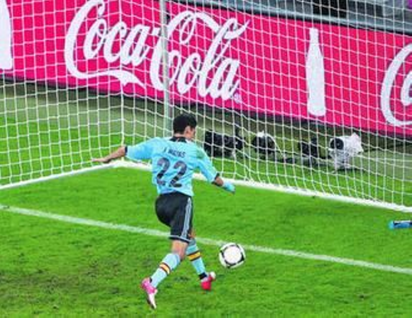 Jesús Navas se dispone a golpear el balón con mucha fuerza para marcar el gol del triunfo.