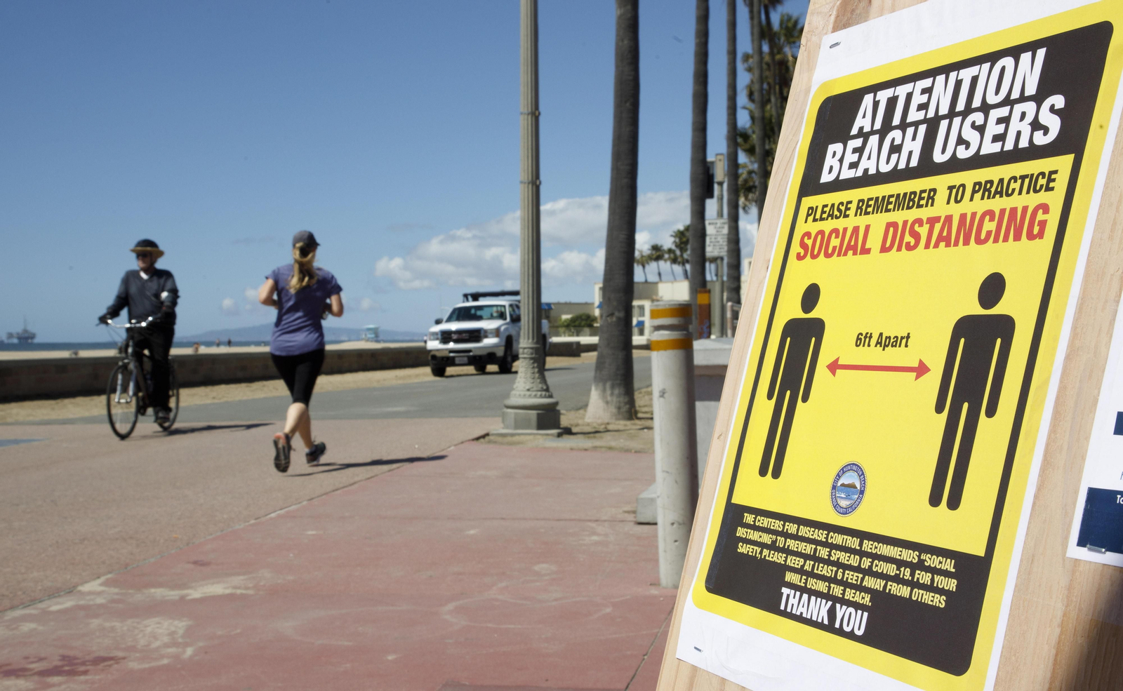 EEUU: Un cartel en una playa de California pide que se mantenga la distancia social