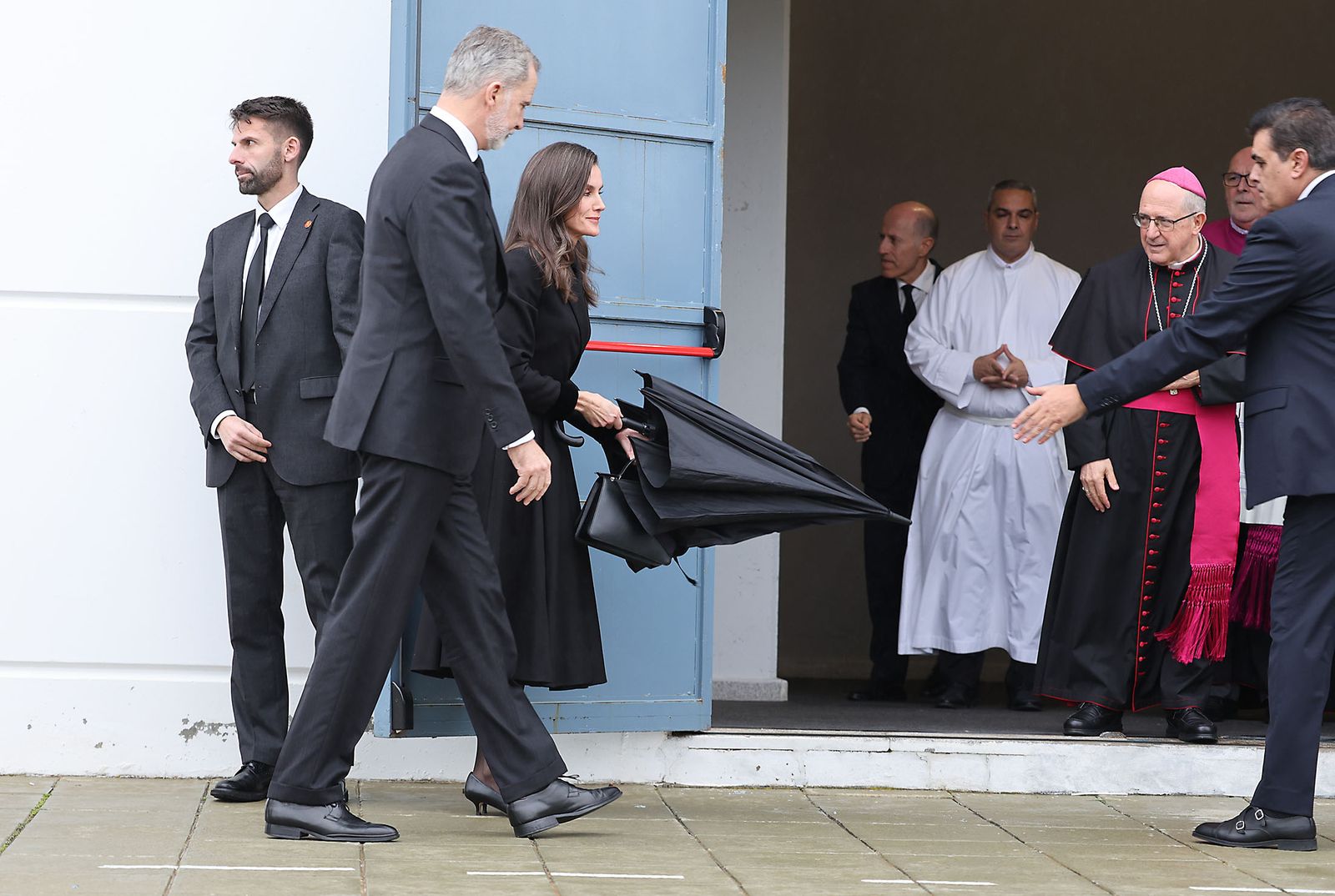 Fotografías de la llegada de los reyes Felipe VI y Doña Letizia al funeral por las víctimas de Adamuz en Huelva