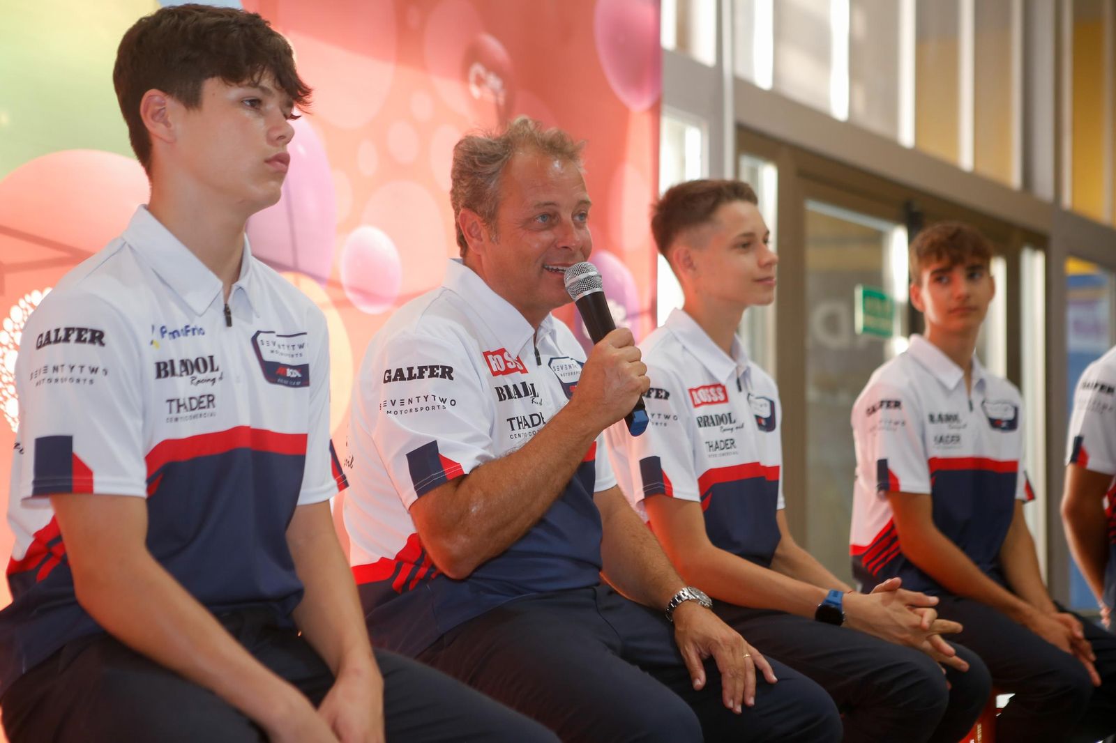 Las fotos de la visita del campeón del Mundo Emilio Alzamora al centro comercial Bahía Plaza de Palmones (Los Barrios)