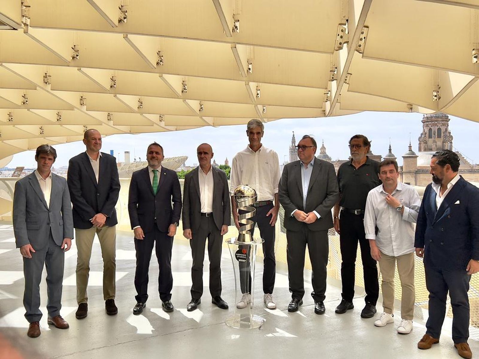 Los asistentes al acto posan con el trofeo de la Supercopa en las Setas.
